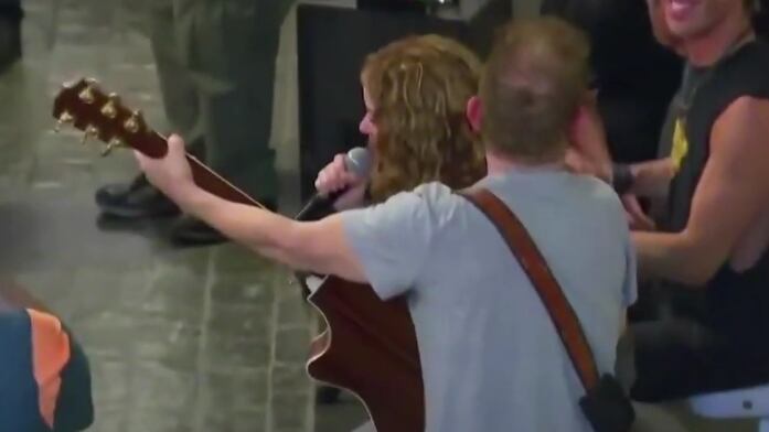Con micrófono y guitarra: Shakira ofreció un show improvisado tras la cancelación de sus conciertos en el Estadio Nacional.