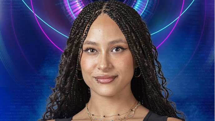 Estefanía Galeota, hija de chilena y panameño, llegó a Chile a los tres meses y en varias ocasiones la hicieron sentir distinta por sus rasgos y color de piel. Sin embargo, aprovechó su belleza. Fue finalista de Miss 17 y luego se convirtió en la Miss Chile internacional que representó al país en Japón en 2017. Es una mujer intensa, tanto así que a los dos meses de estar en pareja se casó, pero solo duraron ocho meses juntos.
Así describen a la participante del reality Gran Hermano de CHV, joven que se ha caracterizado por impulsiva y apasionada, pero también por sus llamativas trencitas.
“Ella es crespa, pero afro, con muchísimos rulitos. Antes de entrar se hizo las trencitas que luce”, contó su madre Sabrina Cáceres a LUN, quien augura un pronto inconveniente para su retoña, cuando se comience a desarmar el peinado.
“Dentro del encierro no tendrá el apoyo de un peluquero”, comenta, lo cual podría ser un problema para Estefanía.
“Estefanía es súper crespa porque es mulata: su papá es un panameño de raza negra. Ella se cuida el pelo mucho y se dedica una hora al día en peinarse capita por capita de rulos, ¡tiene mucho pelo! Ocupa medio frasco de bálsamo cada vez. Pero en el encierro no tiene las condiciones para eso”, advierte.
“Le dijeron que no contará con el secador de pelo que necesita así que podía resfriarse y contagiar al resto de los competidores. Con ese peinado no tiene que preocuparse de hacer todo el proceso”
Para cambiar de apariencia, de vez en cuando se lo alisa con plancha, implemento que tampoco estaría dentro de la casa.