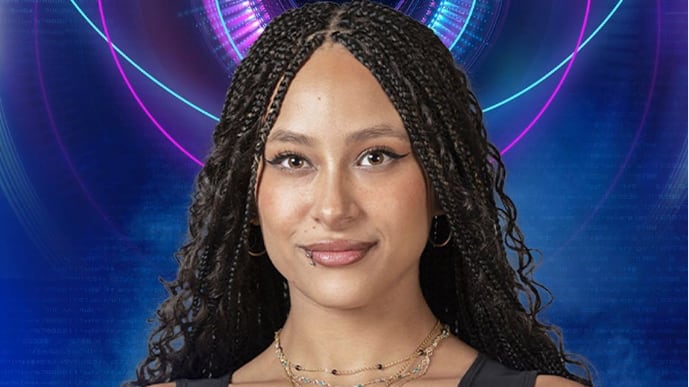 Estefanía Galeota, hija de chilena y panameño, llegó a Chile a los tres meses y en varias ocasiones la hicieron sentir distinta por sus rasgos y color de piel. Sin embargo, aprovechó su belleza. Fue finalista de Miss 17 y luego se convirtió en la Miss Chile internacional que representó al país en Japón en 2017. Es una mujer intensa, tanto así que a los dos meses de estar en pareja se casó, pero solo duraron ocho meses juntos.
Así describen a la participante del reality Gran Hermano de CHV, joven que se ha caracterizado por impulsiva y apasionada, pero también por sus llamativas trencitas.
“Ella es crespa, pero afro, con muchísimos rulitos. Antes de entrar se hizo las trencitas que luce”, contó su madre Sabrina Cáceres a LUN, quien augura un pronto inconveniente para su retoña, cuando se comience a desarmar el peinado.
“Dentro del encierro no tendrá el apoyo de un peluquero”, comenta, lo cual podría ser un problema para Estefanía.
“Estefanía es súper crespa porque es mulata: su papá es un panameño de raza negra. Ella se cuida el pelo mucho y se dedica una hora al día en peinarse capita por capita de rulos, ¡tiene mucho pelo! Ocupa medio frasco de bálsamo cada vez. Pero en el encierro no tiene las condiciones para eso”, advierte.
“Le dijeron que no contará con el secador de pelo que necesita así que podía resfriarse y contagiar al resto de los competidores. Con ese peinado no tiene que preocuparse de hacer todo el proceso”
Para cambiar de apariencia, de vez en cuando se lo alisa con plancha, implemento que tampoco estaría dentro de la casa.