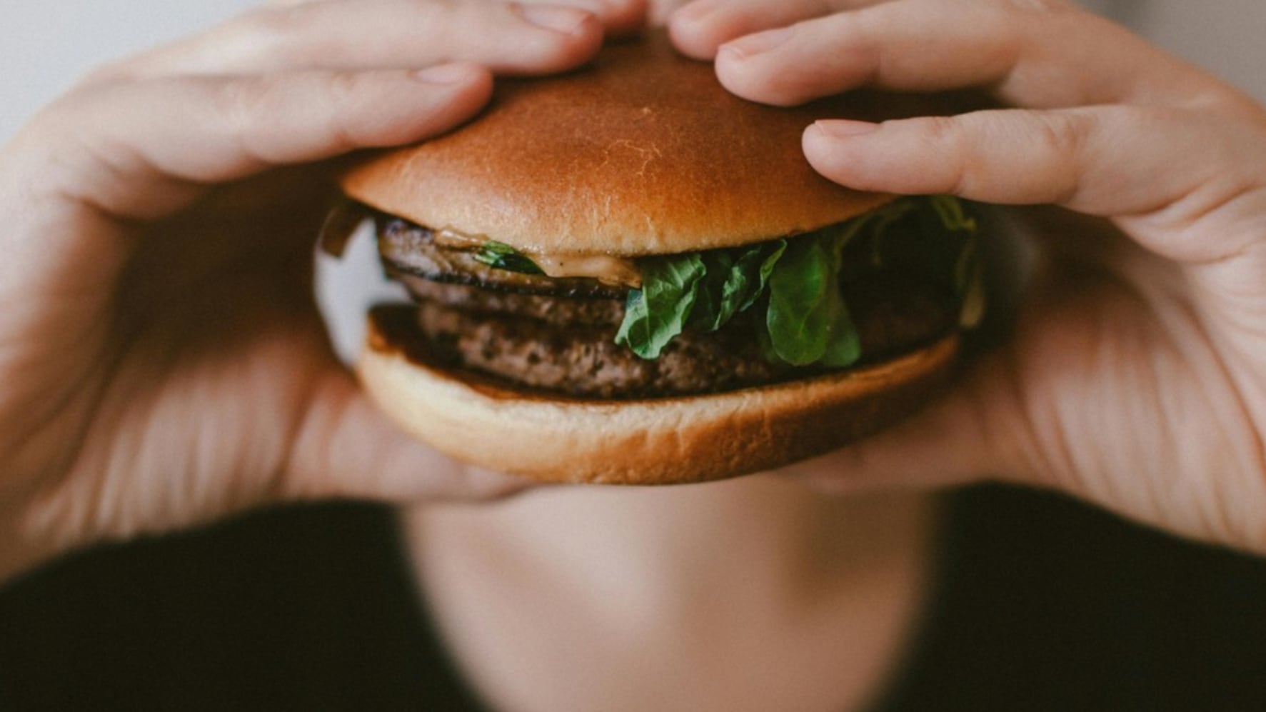 Intentó tragarse una hamburguesa entera sin masticar y quedó en estado crítico