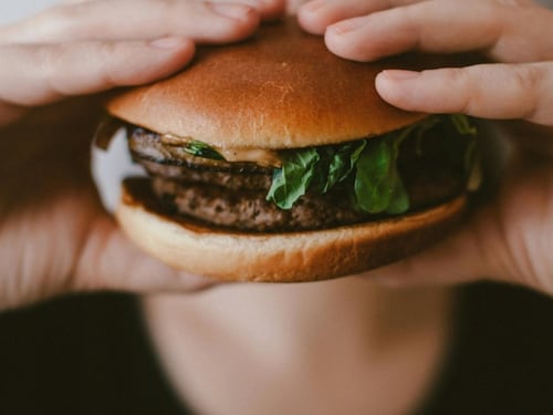 Niño de 8 años muere tras consumir hamburguesa en Curanilahue: contrajo una bacteria