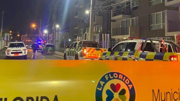 Con apoyo psicológico de parte del municipio se encuentra en estos momentos la madre del niño de seis años que murió tras caer del piso 7 del departamento donde vivía en La Florida.
Según trascendió, el menor se encontraba solo en el inmueble, mientras la mujer estaba en el departamento de unos vecinos, compartiendo hace una hora y media. Por esto motivo, explicaron que podría arriesgar ser formalizada por “homicidio culposo”.
“Desde el punto de vista jurídico es muy relevante (saber qué hacía afuera del departamento), porque eso va a determinar la culpa y si efectivamente se persigue alguna responsabilidad penal, en lo que se denomina homicidio culposo. Es decir que, por un a negligencia, que es algo más que un descuido, ocurre esta tragedia”, contó el abogado Alberto Precht en Mucho Gusto.
Actualmente, las diligencias están en manos de la Brigada de Homicidios de la Policía de Investigaciones.