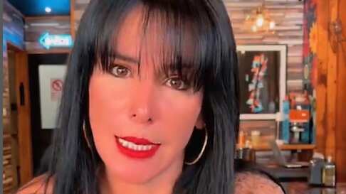 La teleserie sobre la polémica entre Daniela Aránguiz y Anita Alvarado sumó este domingo un nuevo capítulo. Esto, luego que esta última realizara un live de Instagram donde volvió a destrozar a la ex Mekano.
De entrada, la ex geisha se tomó un minuto para explicar el motivo de su transmisión en vivo, donde recordó algunas de las palabras en el programa de televisión de Zona de Estrellas, donde reveló que ella había recibido dinero de parte del padre de Jorge Valdivia.
Ante esto, Alvarado se defendió y comentó que todos los dardos que lanzó la esposa de Jorge Valdivia serían una mentira. “He conocido gente mentirosa pero tú ganaste el diploma a la más mentirosa, insultante, agrandada, pateticá”, se desahogó sin filtro antes de anunciar que se querelló contra la influencer.
Además, avisó que lo único que busca es que Aránguiz se retracte públicamente. “Solamente tienes que reconocer: sentí ira, me ganó la rabia, sentí que me dio con un fierro en la cabeza y empecé a inventar estupideces, porque ningún peso hemos recibido de ustedes, jamás”, recalcó.