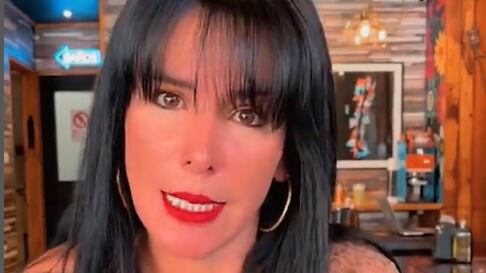 La teleserie sobre la polémica entre Daniela Aránguiz y Anita Alvarado sumó este domingo un nuevo capítulo. Esto, luego que esta última realizara un live de Instagram donde volvió a destrozar a la ex Mekano.
De entrada, la ex geisha se tomó un minuto para explicar el motivo de su transmisión en vivo, donde recordó algunas de las palabras en el programa de televisión de Zona de Estrellas, donde reveló que ella había recibido dinero de parte del padre de Jorge Valdivia.
Ante esto, Alvarado se defendió y comentó que todos los dardos que lanzó la esposa de Jorge Valdivia serían una mentira. “He conocido gente mentirosa pero tú ganaste el diploma a la más mentirosa, insultante, agrandada, pateticá”, se desahogó sin filtro antes de anunciar que se querelló contra la influencer.
Además, avisó que lo único que busca es que Aránguiz se retracte públicamente. “Solamente tienes que reconocer: sentí ira, me ganó la rabia, sentí que me dio con un fierro en la cabeza y empecé a inventar estupideces, porque ningún peso hemos recibido de ustedes, jamás”, recalcó.