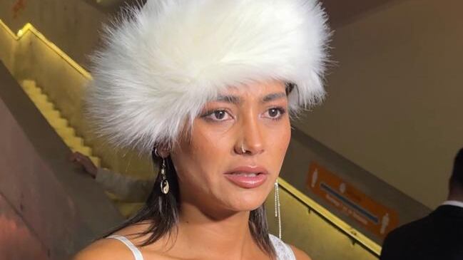 “Yo lo contacté para ver si había muerto, pero en verdad no”, dice bromeando y con una carcajada, fiel a su estilo alocado Camila Recabarren sobre su ex Taton Pablo Púrpura, quien viene saliendo de una cirugía al corazón.
No eran los Premios Oscar, Altazor ni Caleuche. Eran los Arsmate Awards 2023 donde la exMasterChef llegó blanca y radiante, con sensuales transparencias a participar del reconocimiento a los creadores de contenidos para adultos, en la plataforma que se cataloga como la OnlyFans de Chile. Incluso, con comisiones más convenientes.
Ahí llegó la modelo e influencer, directamente de La Serena, con un sombrero de piel blanca, y se sacó cuánta foto le pidieron los presentes, habló con la prensa sobre su experiencia monetizando videos eróticos y por supuesto, de su querido Tatón. Su galán maduro argentino, con quien pololeó durante tres años, cuando el tenía 57 y ella 21.
Mensaje de Camila Recabarren a Tatón Púrpura
Si fue el romance generacional ocurrió hace más de una década atrás y la relación no terminó en los mejores términos, por acusaciones de infidelidad y celos, ella guarda los mejores recuerdos y le mandó buenas vibras para su pronta recuperación.
“Yo lo contacté para ver si había muerto, pero en verdad no”, señalando que cuando Tatón vio sus videos eróticos en Arsmate “le dio algo al corazón”.
Ya más seria, reveló conversación con Publimetro que “Por lo que sé en privado, se que está bien. Así que bacán”.
Además, sinceró durante el glamoroso y sensual evento, que ha mantenido contacto con él, porque “hay buena onda” y aprovechó de enviar un saludo “para todos mis ex...suscríbanse”, pasó el dato.
Finalmente, le mandó un amistoso mensaje para él y su familia.
“Que se mejore, agarre fuera y eso, con la familia y con los hijos, que lo cuiden harto”, dedicó.
Hace una semana nos enteramos que Tatón Púrpura había llegado hasta una clínica para someterse a una cirugía de corazón que lo tuvo internado hasta este fin de semana.
Fue su novia Kelly Montaño, quien dio a conocer la situación y preocupó a sus seguidores porque no era una operación simple de realizar. Sin embargo, este lunes la ex figura de televisión fue dado de alta, según informó en redes sociales su propio hijo, Pablo Púrpura.
“Ya rumbo a casa con mi papito. Llegamos, todo bien. Gracias a todos los que han llamado dando su apoyo, se les quiere”, escribió el hombre junto a una foto donde aparece el empresario en el asiento del copiloto.
Más amor para Tatón
Por su lado, la pareja de Tatón, Kelly Montaño, también compartió una profunda reflexión en sus historias de Instagram.
“Nunca es tarde para comenzar de nuevo… Cada día es una nueva oportunidad. Dándole gracias a Dios por ti, por tu salud, por tu vida”, afirmó junto a una instantánea donde aparece tomándolo de la mano.
“Aquí seguimos en recuperación, pero en casita es mucho mejor”, complementó la joven polola del exchico reality.
En junio del 2012, Camila Recabarren fue elegida como la nueva Miss Chile y tenía en sus hombros la responsabilidad de representar al país en el concurso Miss Mundo, en China.
Después su paso por el docurreality, que la alzó como soberana, la flaca se transformó en una celebridad nacional y siempre estuvo acompañada por don Alberto. Sin embargo, el tatita ya daba señales de un supuesto cambio en la personalidad de la reina producto de su repentina fama.
Una vez en China, Camila tuvo que dar la cara por las acusaciones infidelidad en contra de su amado. Mientras ella sudaba la gota mórbida para darle pelea a las otras linduras del certamen, Tatón era acusado de gorrearla con otra mujer en Santiago.