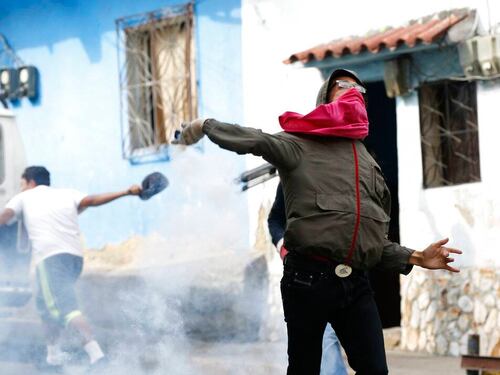 Represión en Caracas tras intento de alzamiento militar: disparan gases lacrimógenos contra manifestantes en Venezuela