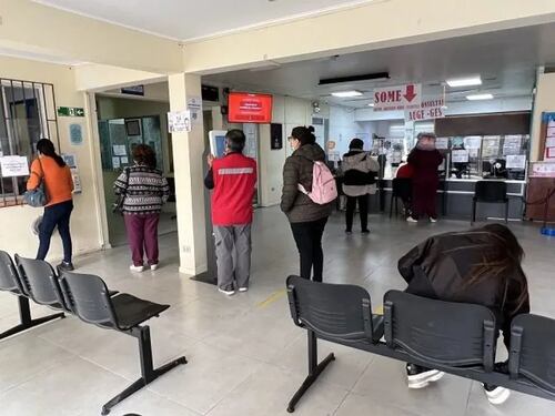 Estudio alerta que atención primaria municipal opera con menos de un cuarto de los médicos recomendados