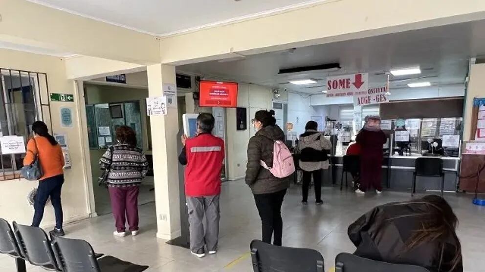 Estudio alerta que atención primaria municipal opera con menos de un cuarto de los médicos recomendados