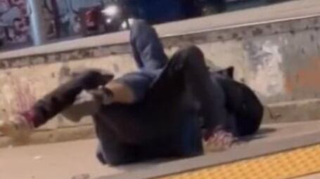 Pelea hombre asaltado le pega a delincuente