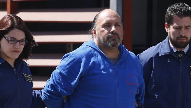 Por porte de cocaína, marihuana y ketamina fue detenido el exlíder de la barra Los de Abajo, Claudio Hernández, más conocido como Kramer. 
La detención se produjo en su domicilio de Maitencillo, donde personal del OS7 de Carabineros logró la incautación de 1.59 kilos de cocaína, 118 gramos de marihuana, dos frascos con 200 mililitros de ketamina líquida, 278 gramos de cafeína, y más de 4 millones de pesos en efectivo, informó La Tercera. 
Todo esto fue parte de una investigación realizada por la Fiscalía de Quintero, Región de Valparaíso, donde se comprobó que el barrista realizaba microtráfico en su vivienda. 
Junto a él fueron detenidos otras tres personas de 18, 19 y 44 años, pero solo él pasará a control de detención este miércoles. Los demás quedaron libres.
