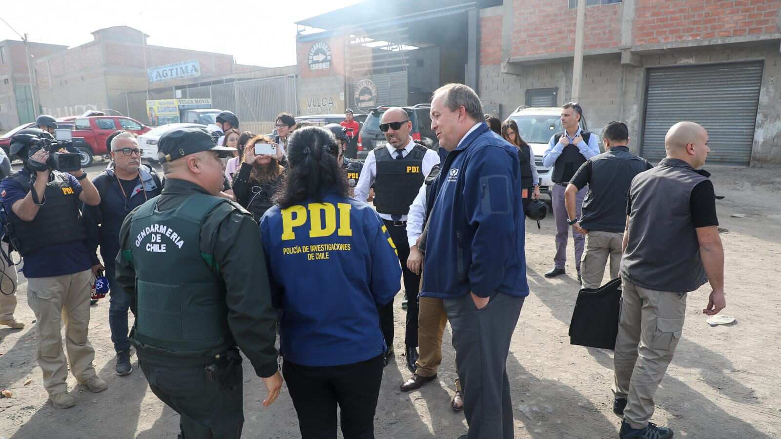 Una ola de avisos de bombas recibieron distintos tribunales de justicia del país, obligando a evacuar a los funcionarios como medida preventiva, hasta recibir la confirmación del GOPE de que los llamados que se realizaron se trababan de falsas alarmas y no habían artefactos explosivos. 
Fueron al menos cuatro las dependencias afectadas, según dio cuenta el medio Bio Bio. Avisos que coincidieron con el mega operativo que realizó Fiscalía en el Cerro Chuño de Arica, ante una posible rearticulación de la banda Los Gallegos, banda criminal perteneciente al Tren de Aragua.
Los centros de justicia evacuados fueron de las ciudades de Linares, Concepción y Temuco.
Respecto al llamado en Linares, afectó Tribunal de Garantía ubicado en la avenida León Bustos donde fueron sacados a una zona segura los fiscales, funcionarios imputados que esperaban audiencias.
En Concepción, en tanto, afectó al Palacio de Tribunales y el Juzgado de Garantía. Mientras que en Temuco tampoco se encontró ningún artefacto en el Centro de Justicia.
Mario Carrera, fiscal regional de Arica, confirmó que los llamados tuvieron relación con las investigaciones que están realizando.
“Estamos investigando en estos momentos un llamado que señalaba efectivamente que había una bomba por todos estos procedimientos que estábamos realizando en el Tribunal”.
“Eso tenemos que tomárnoslo seriamente y nosotros tenemos al GOPE. No creemos que haya veracidad en eso, pero evidentemente tenemos que estar atentos”, explicó.
De igual forma, aclaró que han “tomado todos los resguardos. El tribunal está siendo custodiado y vigilado permanentemente por Carabineros antes de cada audiencia en estos días”.