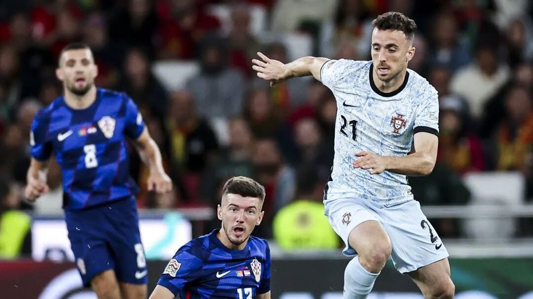 El club inglés LIverpool decidió aplazar el inicio de su pretemporada tras el reciente deceso de su futbolista Diogo Jota en un accidente automovilístico.