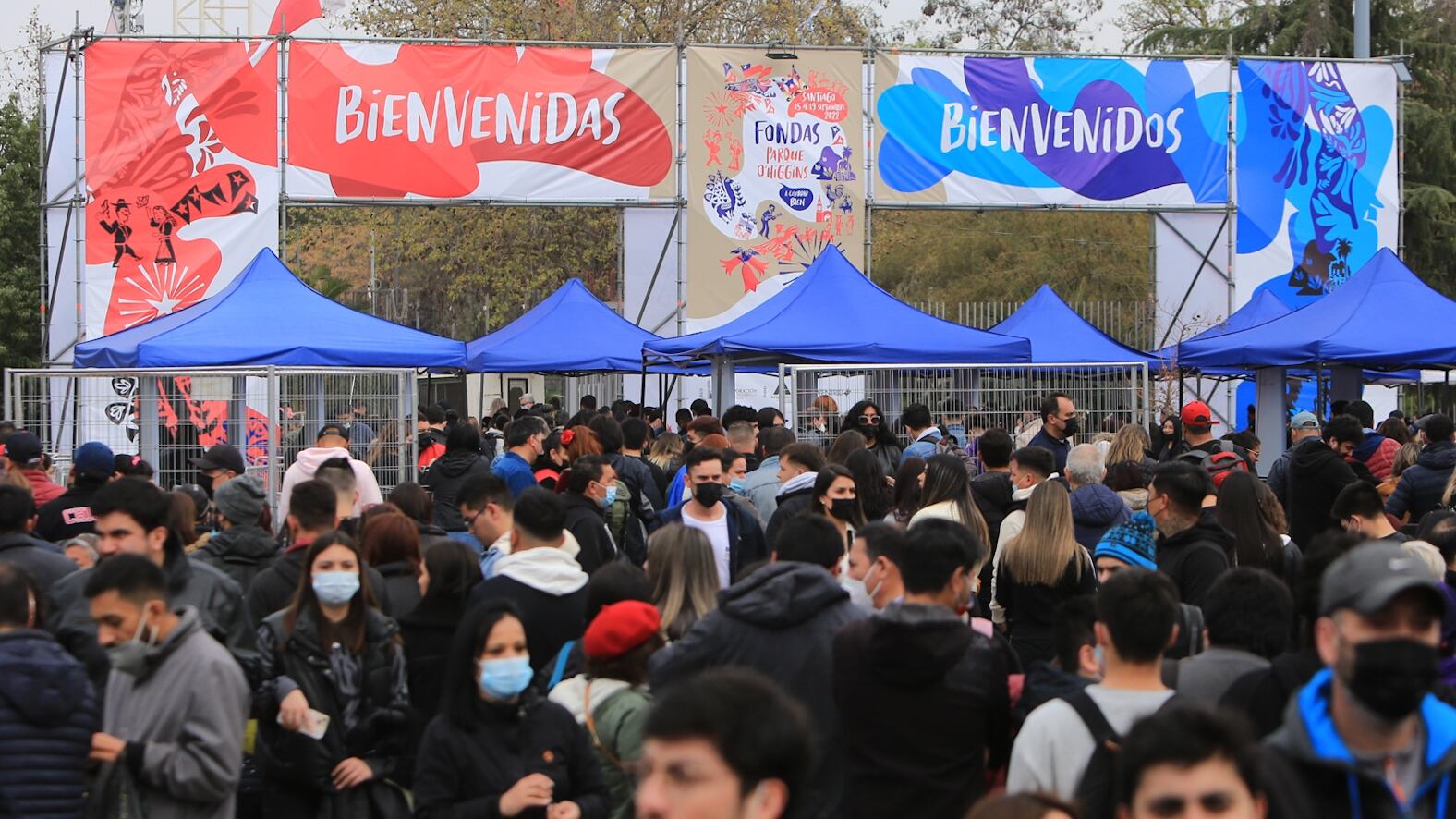 Imágenes de las filas para ingresar a las tradicionales fondas del Parque O' Higgins durante estas Fiestas Patrias.