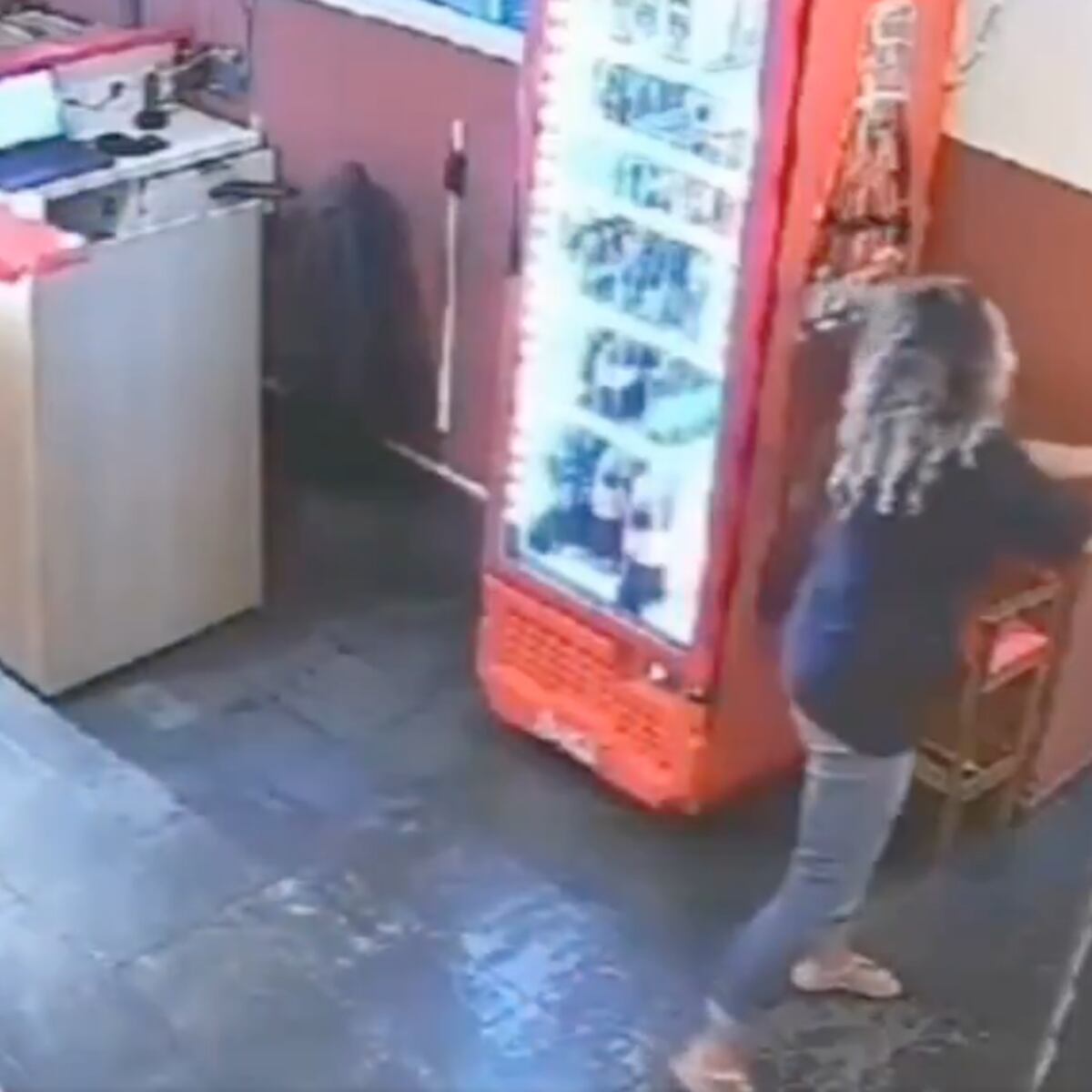 Exnovia intenta matar a su ex en su trabajo y él se defiende Exnovia intenta matar a su ex en su trabajo y él se defiende