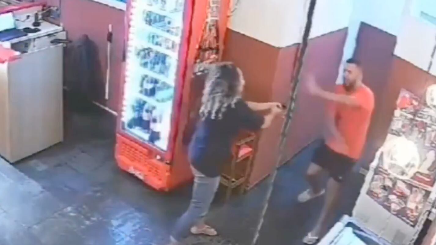 Mujer va al trabajo de su expareja para asesinarlo, pero él la termina baleando