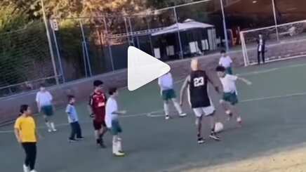 Quedó loco. El mediocampista nacional Arturo Vidal se vio sorprendido en una ‘pichanga’ de barrio, durante sus vacaciones en Chile, específicamente por la vistosa acción de un niño.
En una jugada que fue viralizada en redes sociales se aprecia como el pequeño elude con gran clase al bicampeón de América con La Roja y actual estrella del Flamengo.