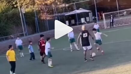 Quedó loco. El mediocampista nacional Arturo Vidal se vio sorprendido en una ‘pichanga’ de barrio, durante sus vacaciones en Chile, específicamente por la vistosa acción de un niño.
En una jugada que fue viralizada en redes sociales se aprecia como el pequeño elude con gran clase al bicampeón de América con La Roja y actual estrella del Flamengo.