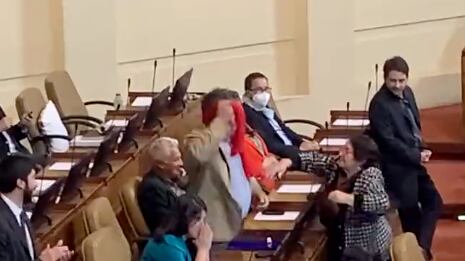 Cordero le regala bufanda a Alinco