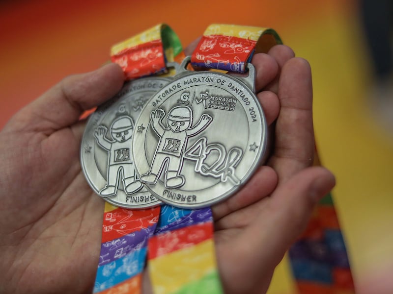 “Compartimos muchos valores”: medalla del Maratón de Santiago fue realizada por niños y niñas del taller de arte de la Teletón