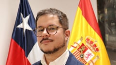 Javier Velasco, embajador de Chile en España aparece en una foto con las piernas de una mujer, acostada sobre el asiento de un auto.