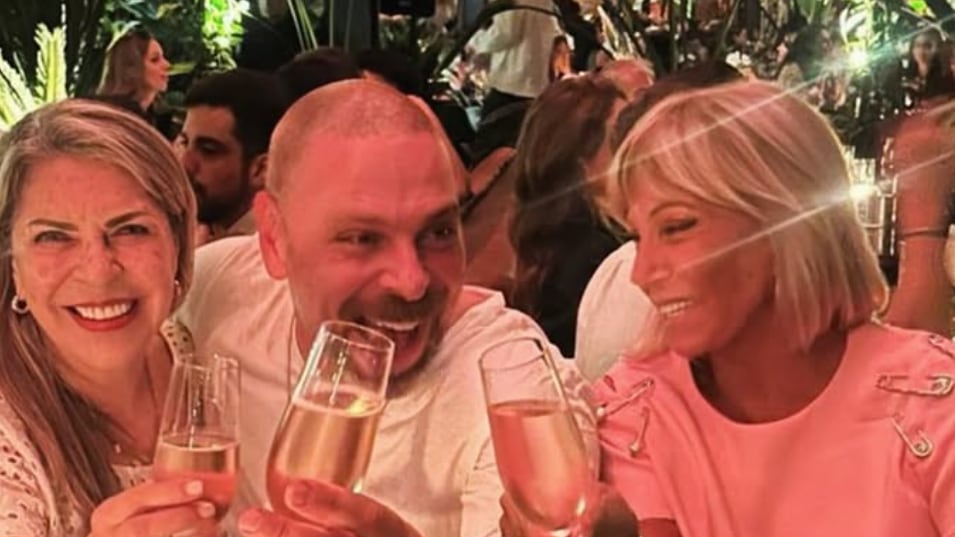 José Antonio Neme celebra sus 44 años en íntima reunión, Raquel Argandoña entre los invitados.