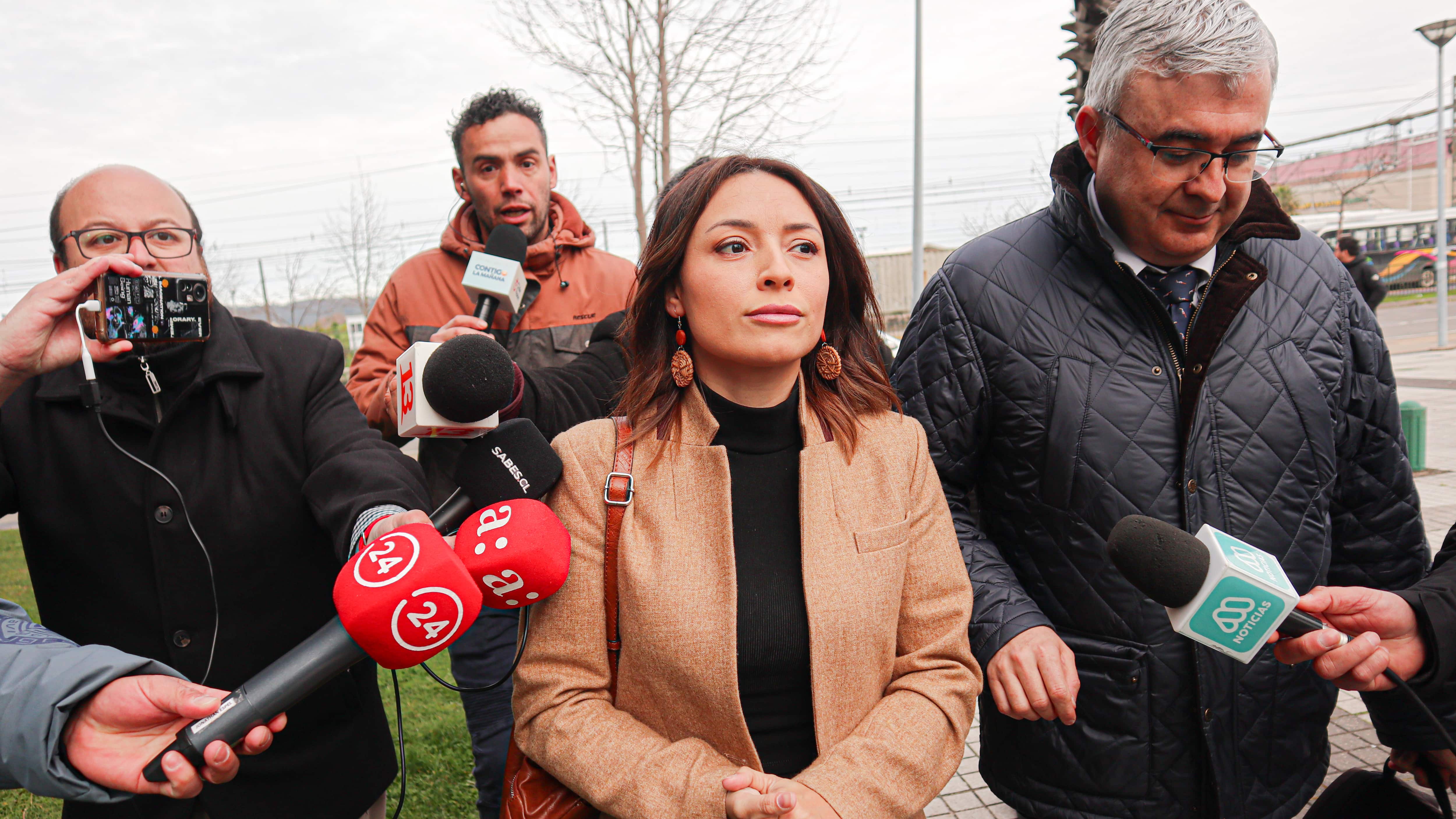 Camila Polizzi, en conjunto con su defensor publico Pablo Ardouin, llega a declarar por caso convenios, a la fiscalia Regional del Biobio | Fuente: FOTO: RODRIGO FUICA/AGENCIAUNO
04 DE SEPTIEMBRE DEL 2023 / CONCEPCION