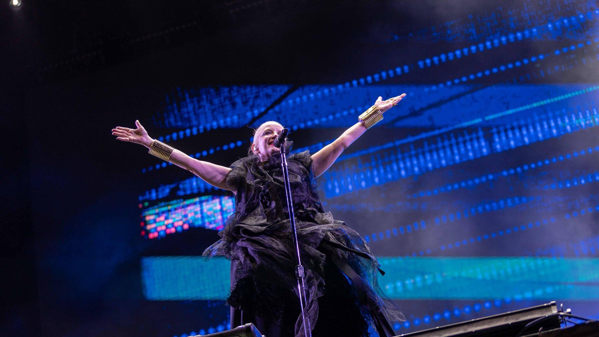 Al parecer la banda inglesa Garbage no tenían ningún apuro en concluir su presentación en el Festival REC 2025, pero los organizadores sí. Quizás, por normativas municipales.
El grupo liderado por Shirley Manson deleitó a su fanaticada con sus grandes éxitos, quienes pidieron que continuaran con el show realizado en el Parque Bicentenario.
Pero, desde la producción hicieron un abrupto apagón, dejando en claro que la fiesta había terminado. Situación que la banda no se percató en un comienzo, y continuaron tocando pero en “mute”.
Posteriormente, la vocalista al ver la euforia del público entregó unas palabras de despedida y agradecimiento. Sin embargo, también le cortaron el audio y ella terminó hablando sin sonido por los parlantes y con la gente gritando contra los encargados.
Shirley manifestó su molestia ante la situación y levantó su dedo del medio, en directa alusión hacia la producción.
La situación generó diversas reacciones en redes sociales y la molestia de los asistentes, quienes comenzaron a lanzar objetos al escenario, poniendo en riesgo la integridad de los guardias, consignó Página 7.