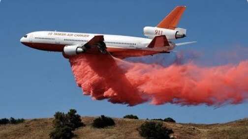 Carolina Tohá, ministra del Interior, informó en la noche del lunes que en los próximos días llegará a nuestro país un segundo avión Ten Tanker para combatir los incendios que se están produciendo en las regiones de Ñuble, Biobío, La Araucanía y Los Ríos.
La secretaria de Estado confirmó que esta aeronave arribará a Chile gracias a una gestión realizada por la fundación de la familia Luksic.
“Se nos ha confirmado que el día sábado llegaría un nuevo avión Ten Tanker de escala intermedia, un poco más pequeño que el Ten Tanker que tenemos funcionado, que fue gestionado por la fundación Yo Apoyo, del Grupo Luksic”, declaró la jefa de gabinete.
El primer Ten Tanker llegó el lunes al país y realizó sus primeras descargas en los siniestros que afectan las comunas de San Juana y Nacimiento, en la región del Biobío.
La Fundación Luksic, a través de su cuenta de Twitter, comunicó que “ante la adversidad, juntos nos levantamos!!! Orgullosos como familia Luksic de poder apoyar al combate de los incendios y sumarnos a las miles de personas que están ayudando a quienes lamentablemente han sido afectados! Vamos Chile!”.
El nuevo Ten Tanker se trata de una aeronave modelo MD-87 que tiene capacidad para cargar 11.300 litros de retardante y permanecerá en nuestro país por 28 días mínimo.
“Se espera que el avión despegue desde Estados Unidos este jueves y aterrice en el país este sábado, para comenzar a operar inmediatamente en los territorios afectados”, agregó la fundación.