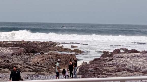 El joven se perdió este sábado en el sector de Playa Brava de Iquique luego de ser atrapado por una ola en el momento en que se encontraba sacándose fotos en el borde costero.