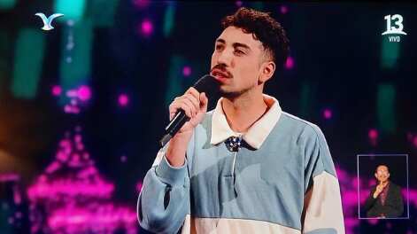 Tras la exitosa rutina de Tini, que se ganó las gaviotas de plata y oro, fue el turno de Diego Urrutia de saltar sobre el escenario de la Quinta Vergara.
Y de entrada, el comediante que recién hace una semana fue confirmado como uno de los artistas del certamen, se ganó los aplausos del “Monstruo”.