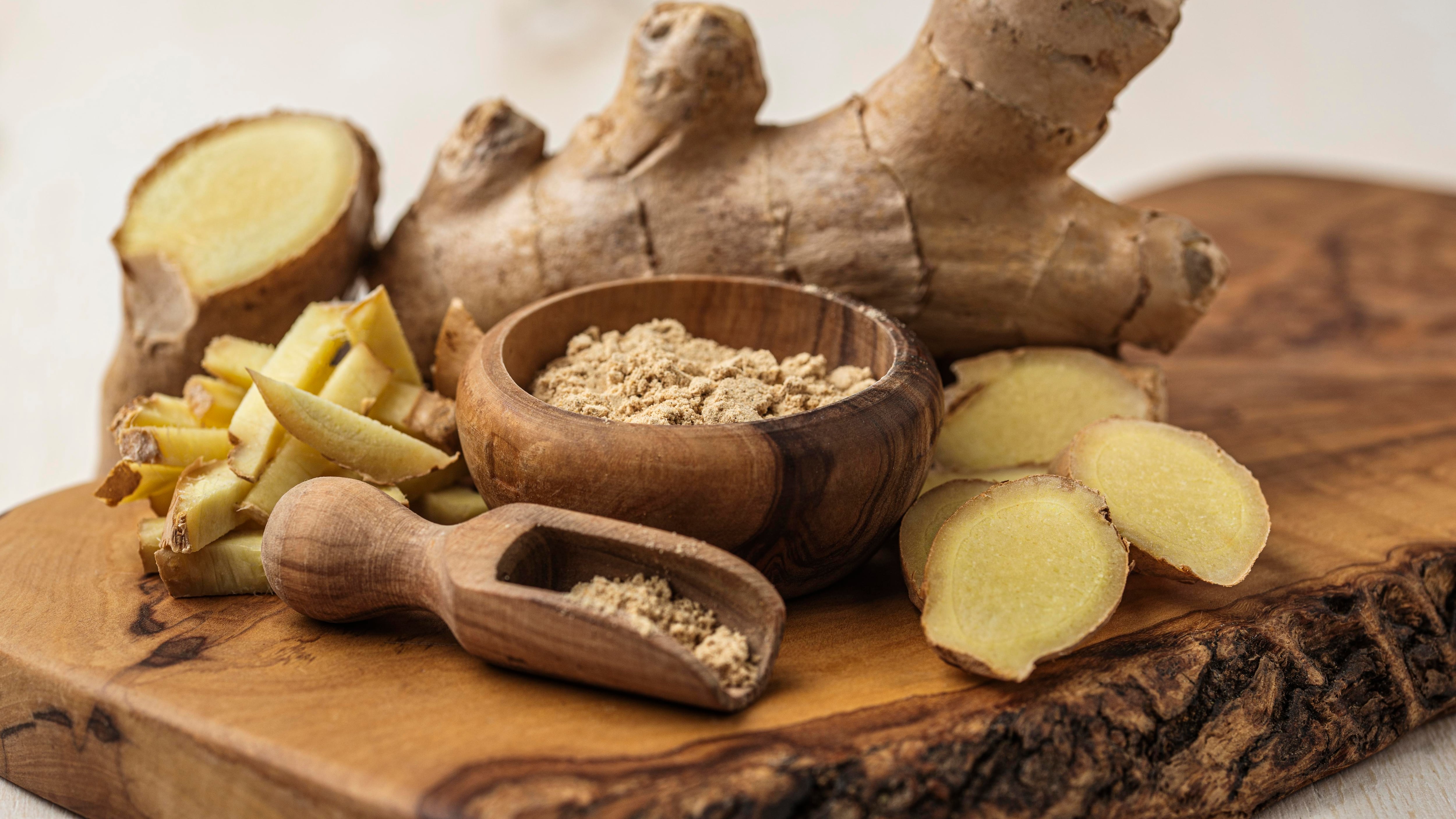 El jengibre, conocido también como kion o quion, es una raíz de planta aromática que se ha estudiado durante siglos debido a sus propiedades benéficas y curativas. Foto: Magnific.