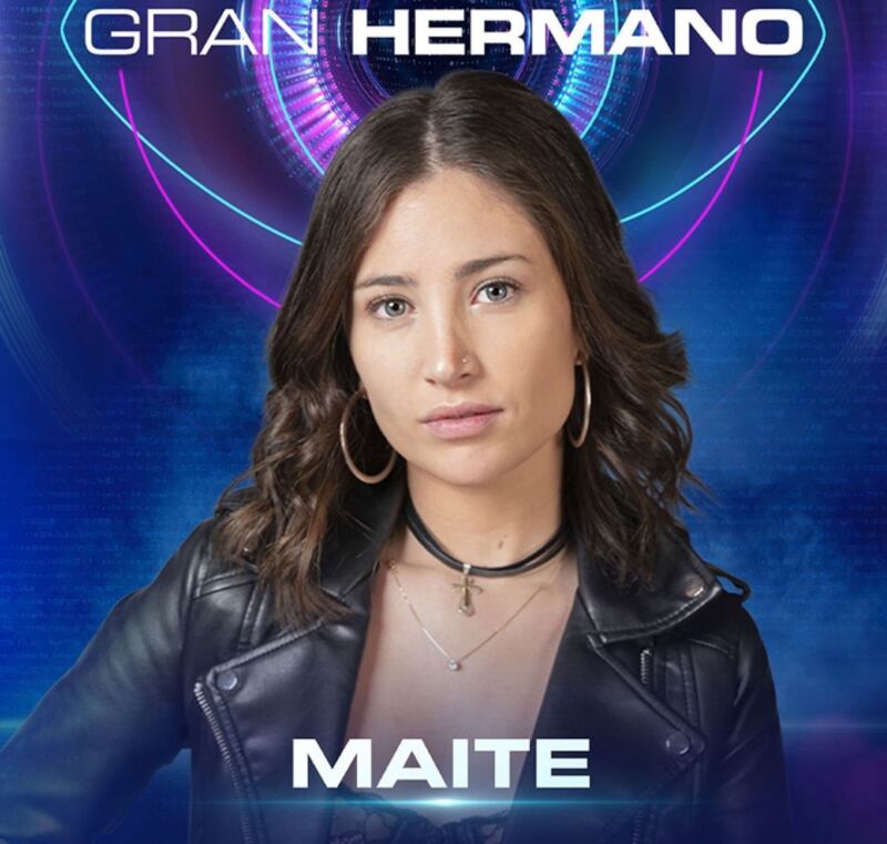 La participante de Gran Hermano, Maite Phillips, reveló los secretos de la televisión, dando a entender que no todo lo que se dice y cuenta es tan cierto como parece. Esto, porque sinceró que las frases de su pomposa presentación, no nacieron de ella, sino que de la producción del programa. 
La joven de 22 años, residente de la comuna de Vitacura, quien reconoció que era bisexual, pero su familia no lo sabía, dijo en conversación con sus compañeros de encierro que le pidieron que dijera ciertas frases, aunque no fueran del todo ciertas. Todo como para darle un poco más de onda a su imagen. 
“Siempre me ha gustado vestirme como princesa y en el colegio fui princesa de alianza dos veces y después cuando estaba en cuarto medio fui reina de alianza y sé que voy a ser la reina de la casa en Gran Hermano”, dijo en su video de presentación.