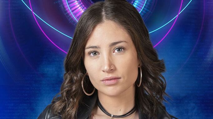 La participante de Gran Hermano, Maite Phillips, reveló los secretos de la televisión, dando a entender que no todo lo que se dice y cuenta es tan cierto como parece. Esto, porque sinceró que las frases de su pomposa presentación, no nacieron de ella, sino que de la producción del programa.
La joven de 22 años, residente de la comuna de Vitacura, quien reconoció que era bisexual, pero su familia no lo sabía, dijo en conversación con sus compañeros de encierro que le pidieron que dijera ciertas frases, aunque no fueran del todo ciertas. Todo como para darle un poco más de onda a su imagen.
“Siempre me ha gustado vestirme como princesa y en el colegio fui princesa de alianza dos veces y después cuando estaba en cuarto medio fui reina de alianza y sé que voy a ser la reina de la casa en Gran Hermano”, dijo en su video de presentación.