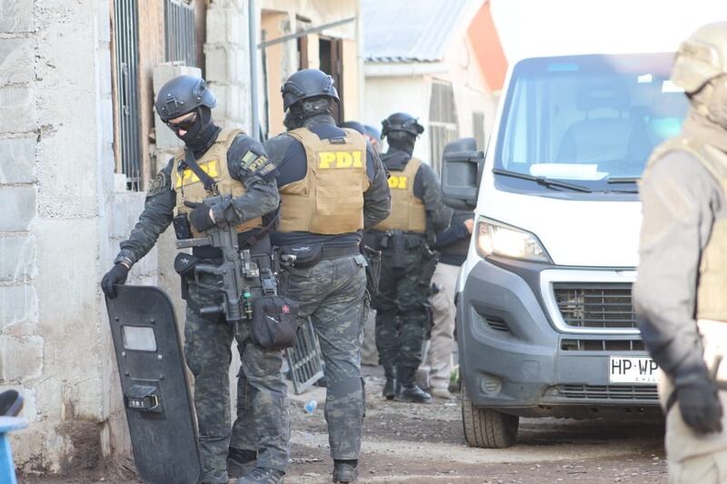 Poco más de mil efectivos policiales fueron los que se utilizaron para realizar el megaoperativo en 17 comunas de la RM.