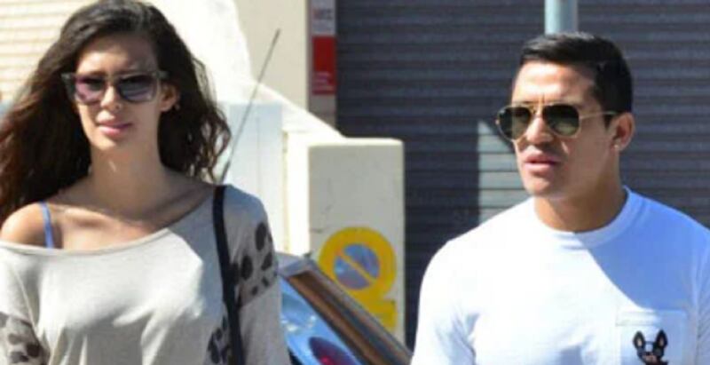 Michelle Carvalho y Alexis Sánchez paparazzeados. Fotografía de Internet