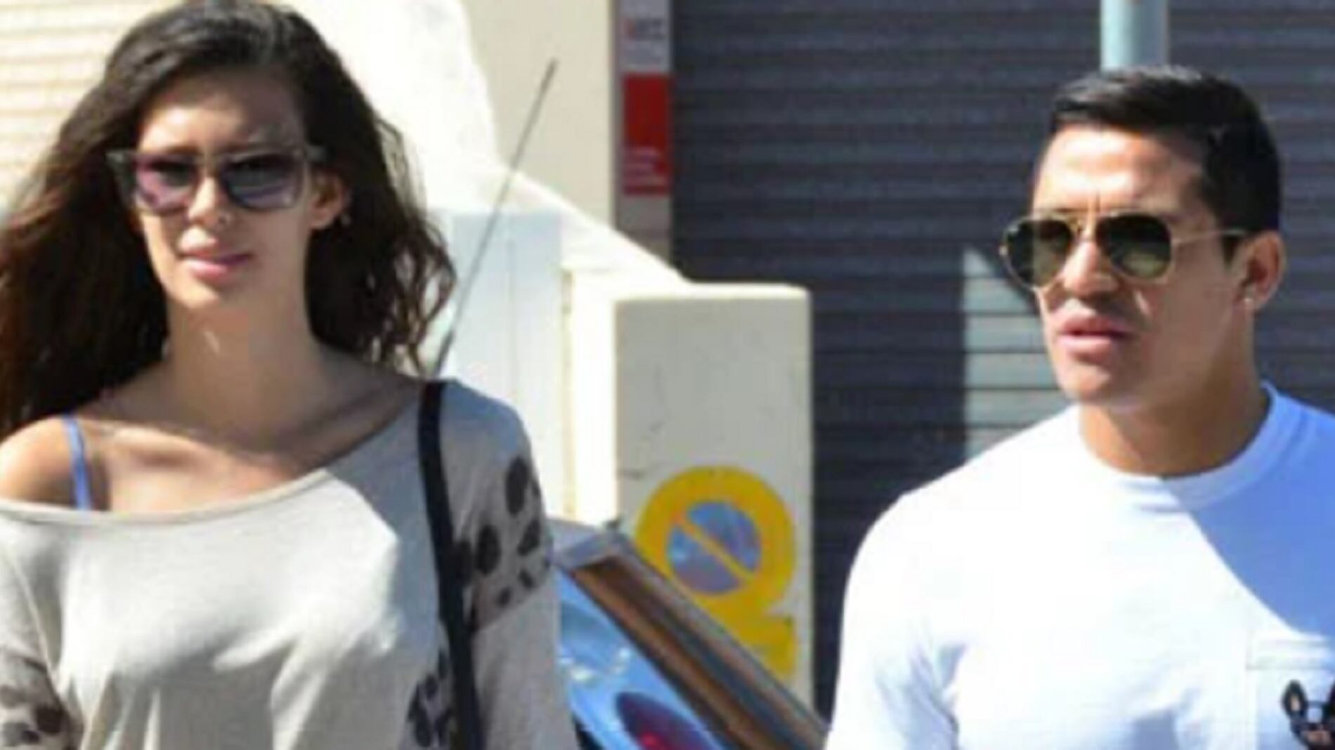 Michelle Carvalho y Alexis Sánchez paparazzeados. Fotografía de Internet