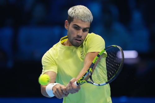 Alcaraz se retira de las finales de la Copa Davis por una lesión en el muslo