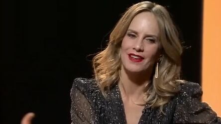 esta en particular quedé súper traumada porque me había pasado como el pellizcón, es terrible normalizar, pero es verdad, a mí me pasó muchas veces. Y esta vez en particular era muy chica, debo haber tenido 15-16 años y un hombre, adulto, además, debe haber tenido más de 60 literalmente me metió la mano. Yo andaba con una faldita como esta y sabí que yo me acuerdo, aparte de lo asqueroso, de la vergüenza de contarle a mi mamá. Porque, afortunadamente, las nuevas generaciones hemos aprendido mucho y hemos avanzado en este tema y estamos mucho más de que esto sucede y que no debe suceder, entonces uno levanta la voz o al menos puede parar a la persona. En esa época no se hablaba de esto, nadie te apoyaba… yo me acuerdo de la sensación de vergüenza de contarle a mi mamá, como si yo hubiera estado haciendo algo malo. Entonces cuando el periodista de este programa me pregunta en la preentrevista, yo dije nunca he vivido una situación de acoso de un jefe, o de un superior a mí, pero sí este acoso callejero mil veces. Y me dice: “cuéntalo”, y yo le dije: “creo que no amerita porque no es una situación excepcional”. Y después lo pensé y dije: “obvio que amerita, porque no puede seguir pasando”. Todavía pasa, tengo la sensación que las mujeres estamos mucho más conscientes de eso y podemos levantar la voz, pero no es normal.