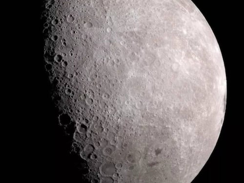 China lanza la primera misión a la cara oculta de la Luna