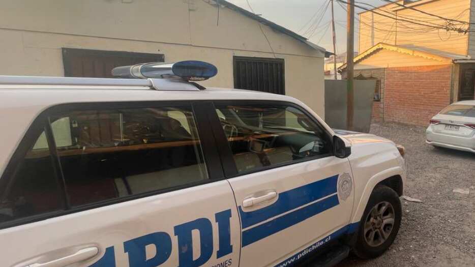 @ECOH_FiscaliaRM
se encuentra trabajando junto
@PDI_CHILE
en la toma “Nuevo Amanecer”, de la comuna de Cerrillos, por el homicidio de un hombre, quien recibió múltiple disparos.