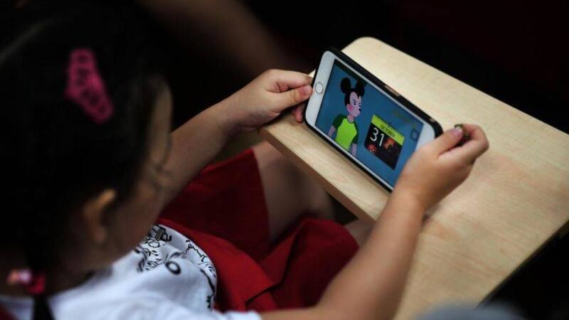 Cámara aprobó proyecto de ley que prohíbe el uso de celulares en colegios hasta sexto básico