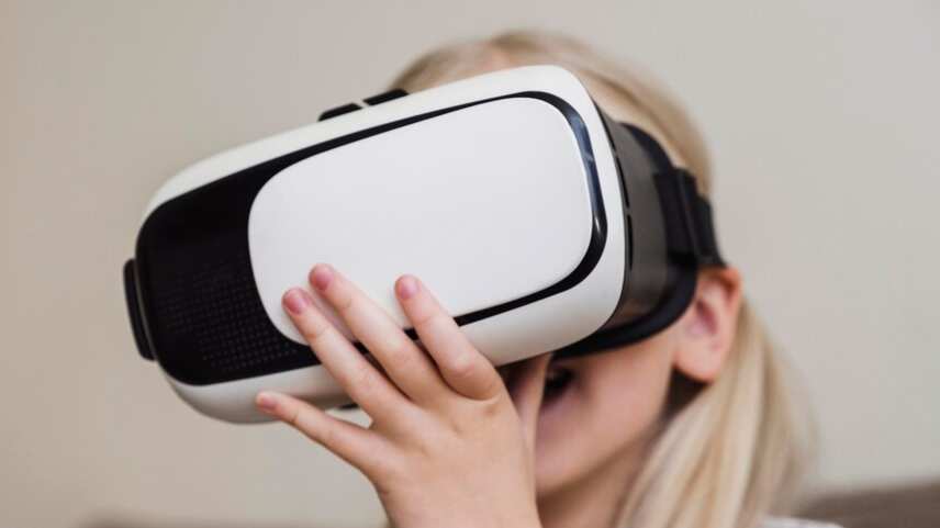 Vista frontal de niños con gafas vr.