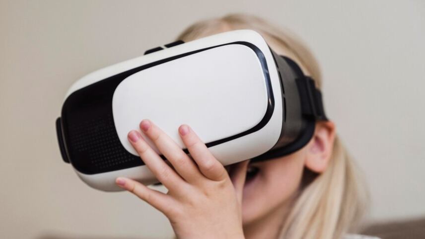 Vista frontal de niños con gafas vr.