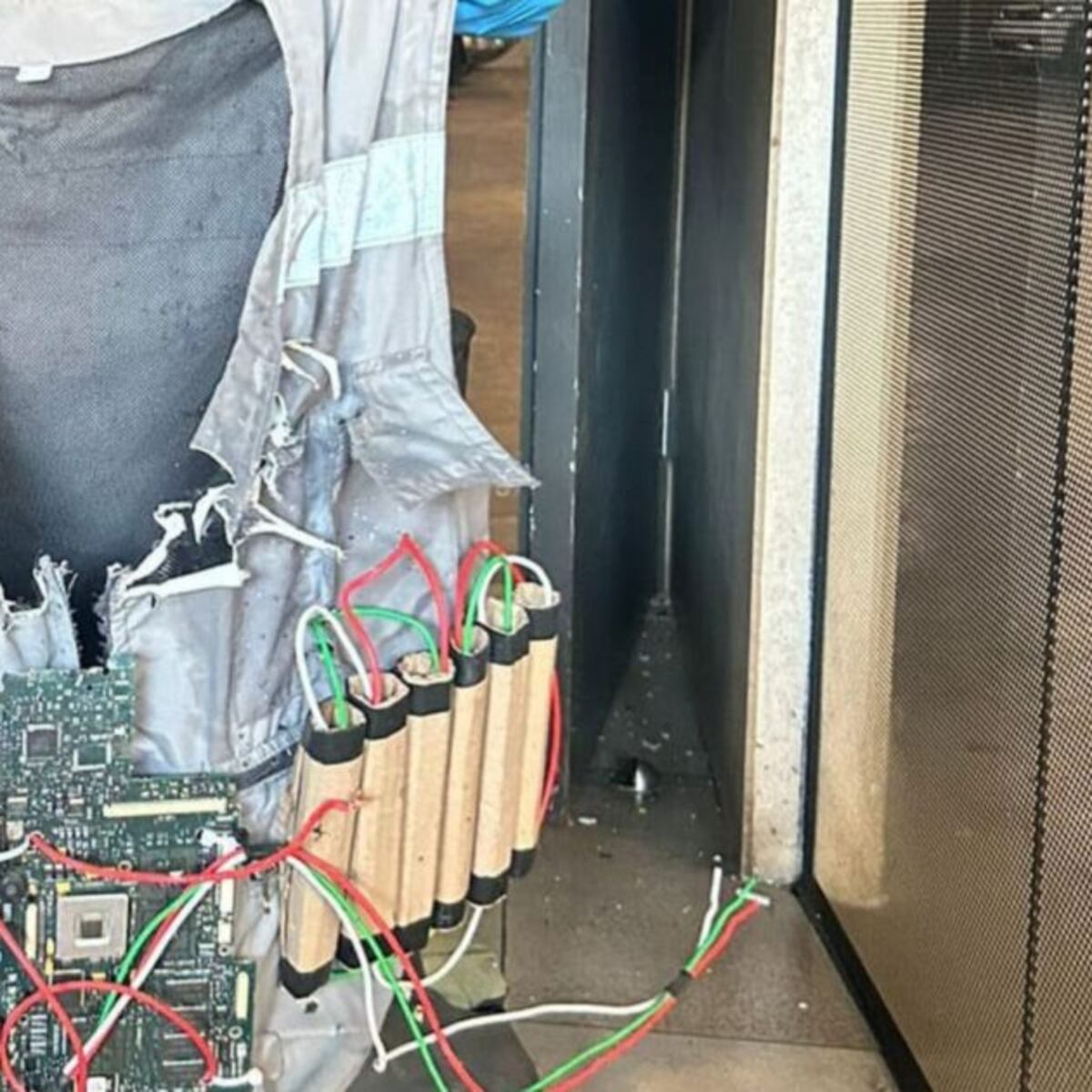 Estudiantes causan evacuación con falso “chaleco bomba” en Concepción Estudiantes causan evacuación con falso “chaleco bomba” en Concepción