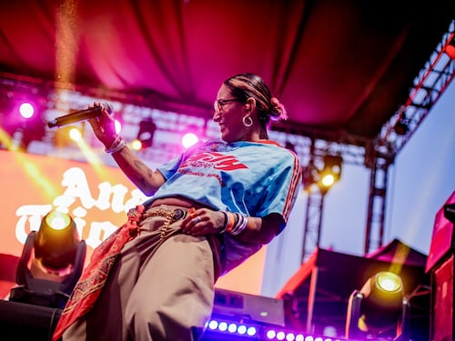 Ana Tijoux encendió el cierre del Festival Ladera Sur 2025, que premió a Sylvia Earle ante 18 mil asistentes