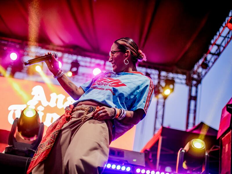 Ana Tijoux encendió el cierre del Festival Ladera Sur 2025, que premió a Sylvia Earle ante 18 mil asistentes