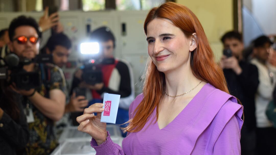 VOTACIÓN DE ALCALDESA DE ÑUÑOA EMILIA RÍOS | 26 DE OCTUBRE DEL 2024 / SANTIAGO
VOTACION DE ALCALDESA DE NUÑOA EMILIA RÍOS.
La Alcaldesa de la comuna de Ñuñoa Emilia Ríos, concurrió a sufragar al Liceo Experimental Manuel de Salas.
HERNÁN URTUBIA / AGENCIAUNO