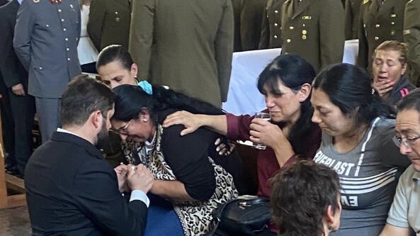 Gabriel Boric junto a la familia del cabo Daniel Palma | Twitter