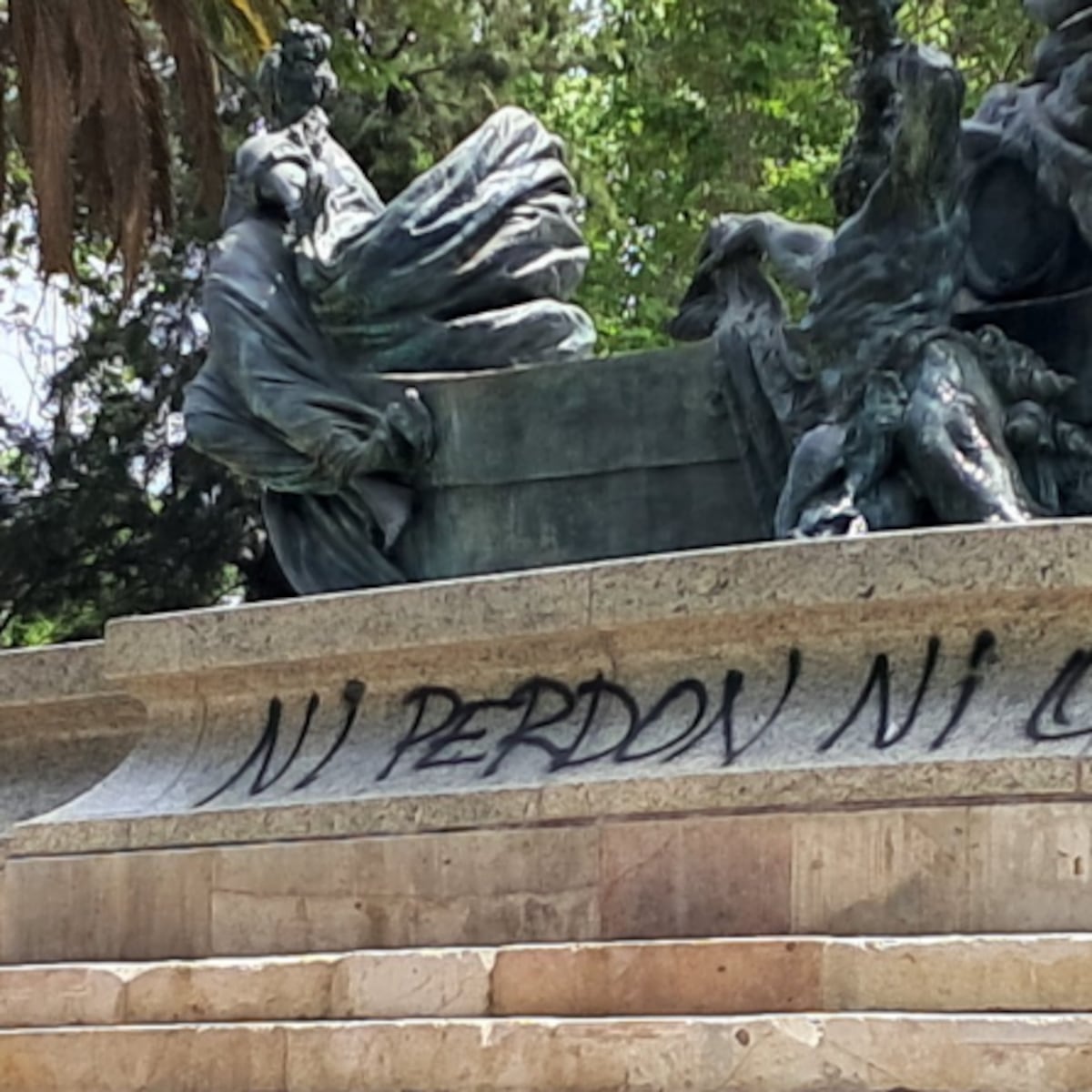 Fuente Alemana rayada con grafitis tras reinauguración Fuente Alemana rayada con grafitis tras reinauguración