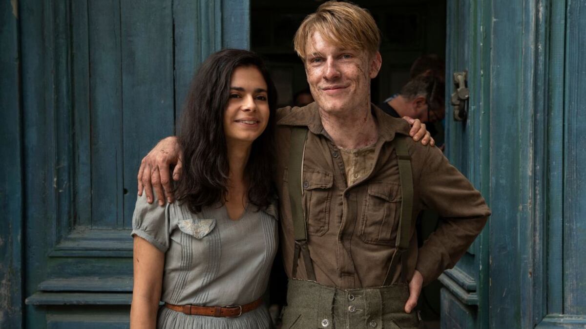 Aria Mia Loberti y Louis Hofmann en 'La luz que no puedes ver'